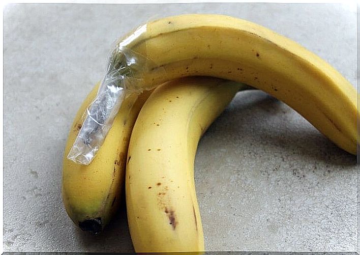 bananas with plastic wrap to avoid food waste 