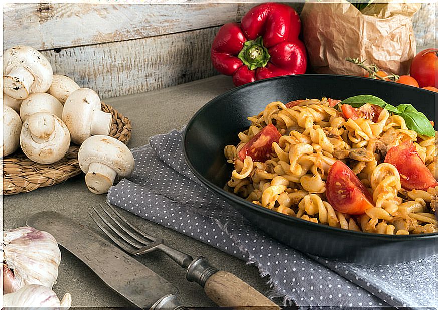 macaroni with tomato and can of tuna