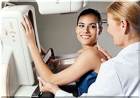 For your first mammogram you must place yourself comfortably in the machine 