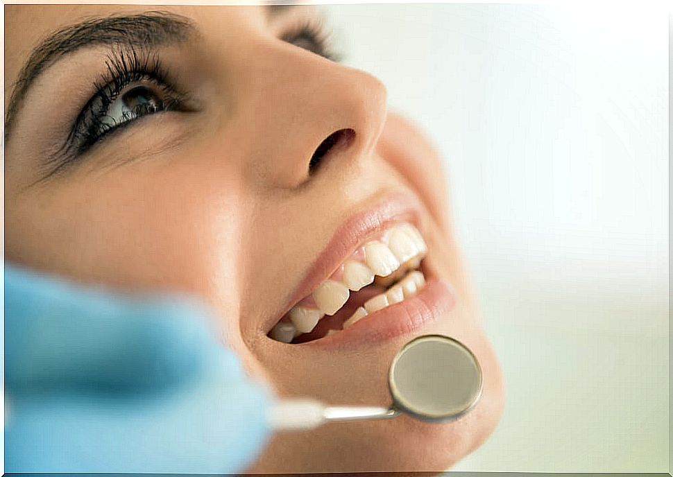 Woman at the dentist: Anesthesia and dental analgesia