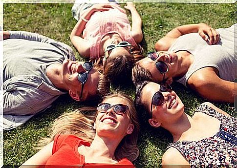 Friends-lying-in-circle-on-grass