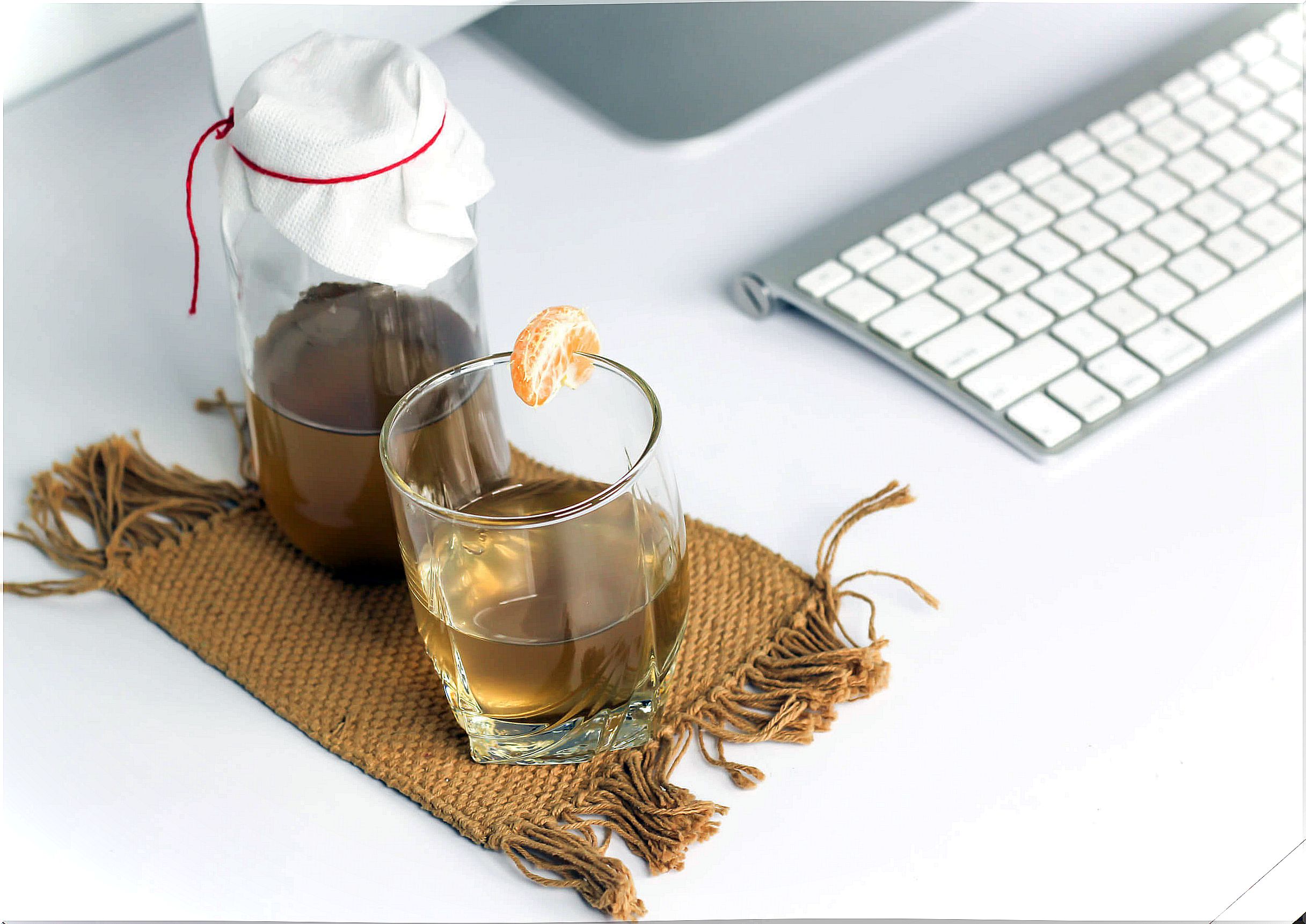 The treatment of osteoarthritis includes the consumption of herbal teas.