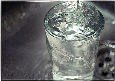 Glass with water and ice.