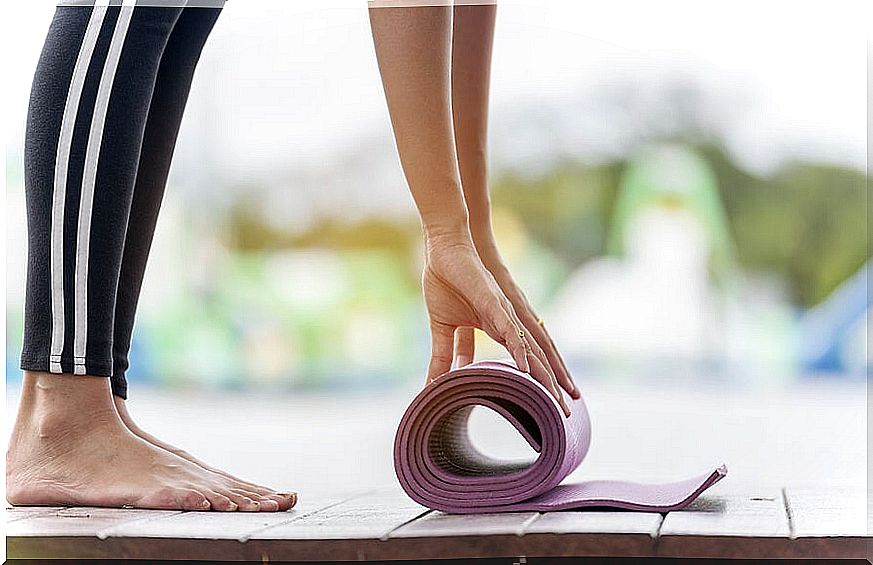 Woman unfolding yoga mat